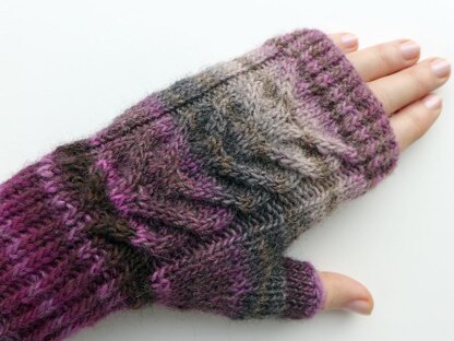 Fingerless gloves with braid