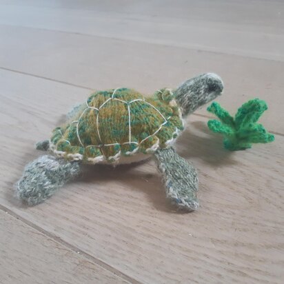 Green turtle (and sea grass) - knitting pattern