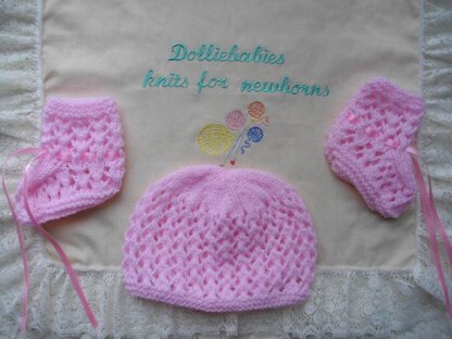 40. Unisex Lacy Hat & Bootee Set Preemie-3 Months