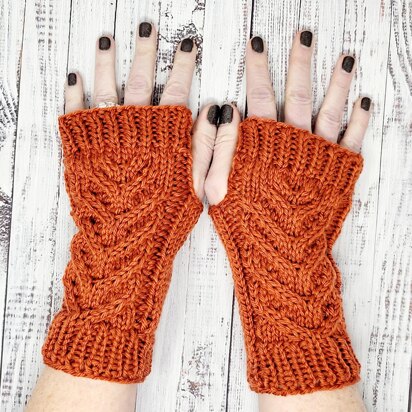 Staghorn Cable Knit Gloves