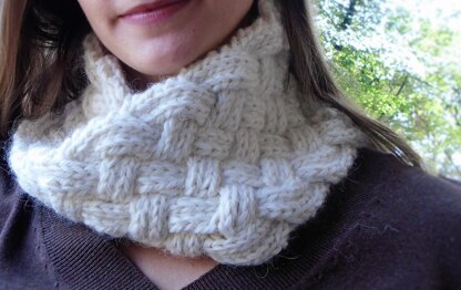 Snow Twist Cowl