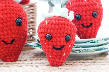Crochet Strawberry (Fragola Family)