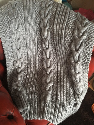 Horseshoe Cable Blanket in Bernat Blanket