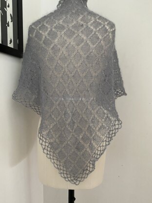 Diamond pattern triangular shawl