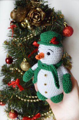 Crochet snowman amigurumi pattern