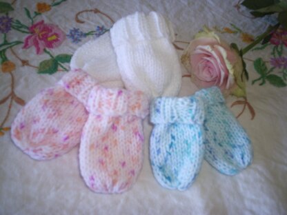 Baby Mittens quick and easy straight needles knitting pattern premature newborn and 0-3mths