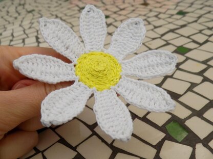 Daisy flower brooch