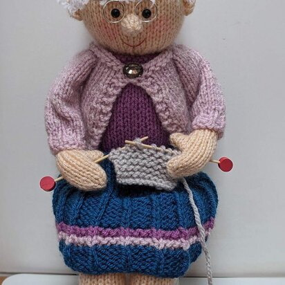 Knitting Nana shelf sitter