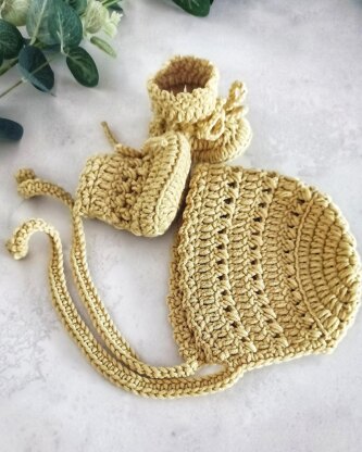 Elegant Bonnet Set