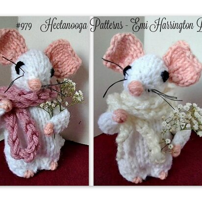 979-Knit Mouse with Bouquet