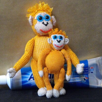 MICRO OSCAR THE BABY ORANGUTAN (AMIGURUMI) KNITTING PATTERN - MADMONKEYKNITS.COM