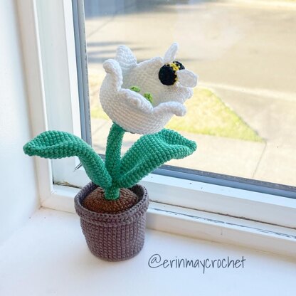 Bumble Blossom White Tulip Amigurumi Crochet Pattern Crochet pattern by ...