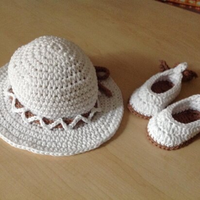 Baby Bootie & Hat Set N 243