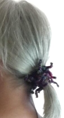 Worm scrunchie