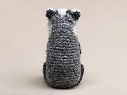 Flunsie the realistic badger who can knit!