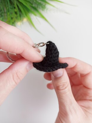 Crochet witch hat pattern, easy crochet Halloween keychain