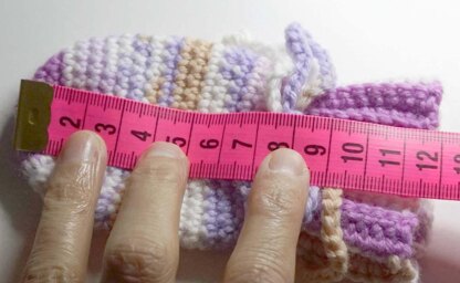 Häkelanleitung für süße Baby-Fäustlinge zum Binden