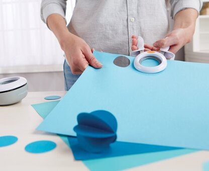 Fiskars Squeeze Punch Medium - Round 'n Round, 1"
