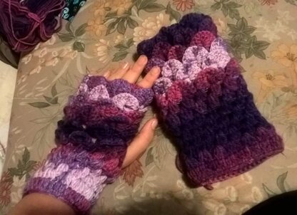 Dragon scale fingerless gloves