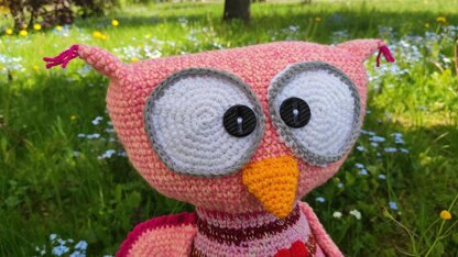 Scrap yarn owl