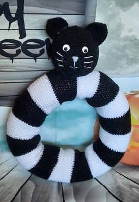 Midnight the Cat Halloween Wreath Crochet Pattern