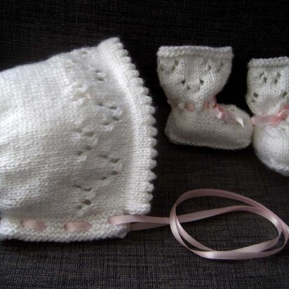 Baby Butterfly Bonnet & Booties Set (4-ply)