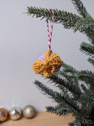 Christmas present mini crochet bauble - a crochet pattern