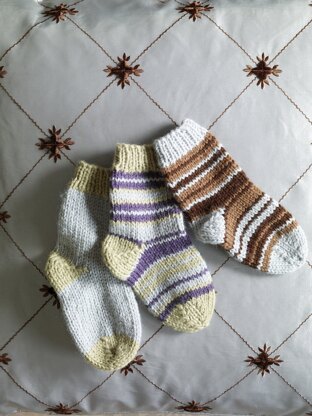 Knit Child's Two Color Socks in Lion Brand Wool-Ease - 70284AD