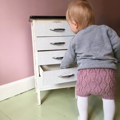 Baby shorts in leaf pattern