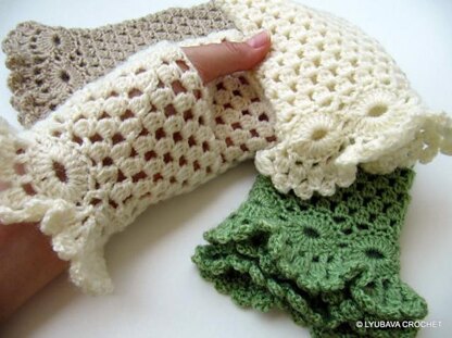 Fingerless Gloves Ruffled Around Wrist