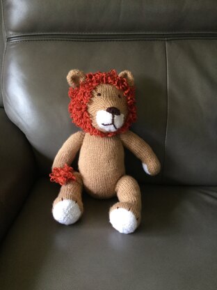 Knitted lion