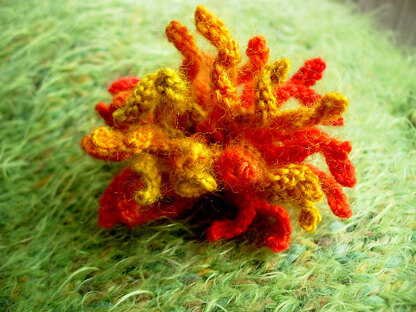 100 Flowers to Knit and Crochet