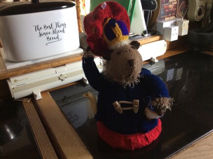 I thought it would be nice to knit some more of these tea cosy to remember the Queen and her humour! #3