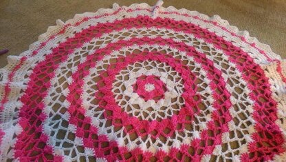 Trellis Waves Round Afghan