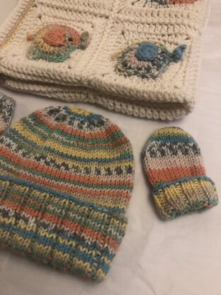 Circles and elephants baby blanket, hat and mittens