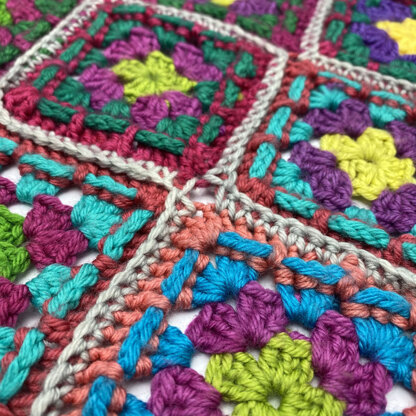 Wonderland Yarns Holographic Granny Square Blanket PDF