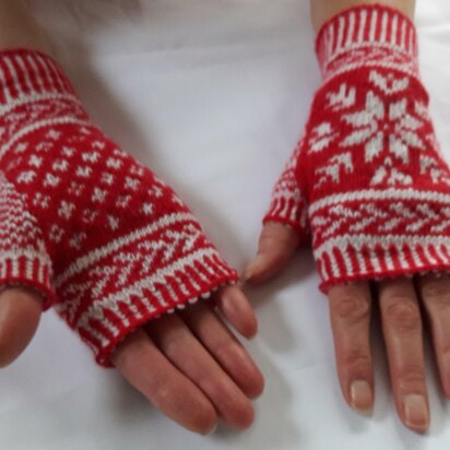 Dartmoor Snowflake Mitts - knitting pattern