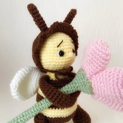 Bee amigurumi with flower