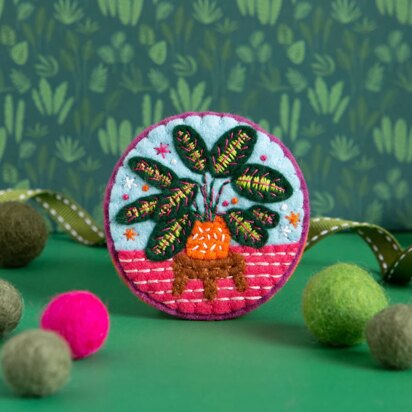 Hawthorn Handmade Prayer Plant Felt Craft Brooch Kit - 8cm