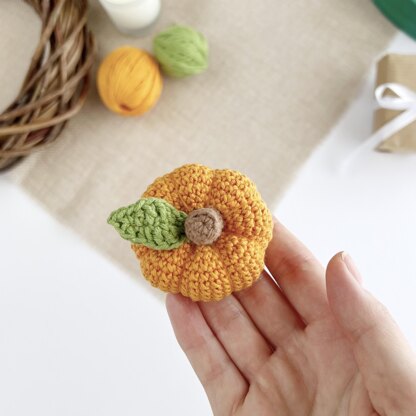 Crochet pumpkin keyring Amigurumi pattern Halloween ornament Car mirror hanger Bag keychain charm