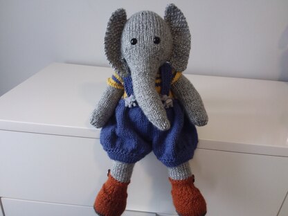 Wee boy elephant