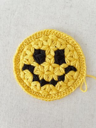63 Smily Face Round Square Motif