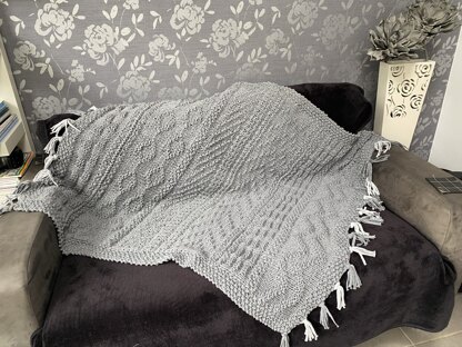 Chunky knitted blanket