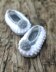 Baby bootie crochet pattern, baby slipper with knobblies and pom pom