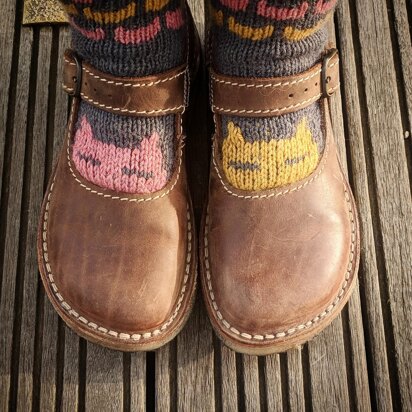 Peeky Catsocks - knitting pattern