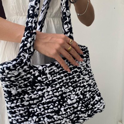 Trendy Everyday Handbag - Easy Crochet Handbag