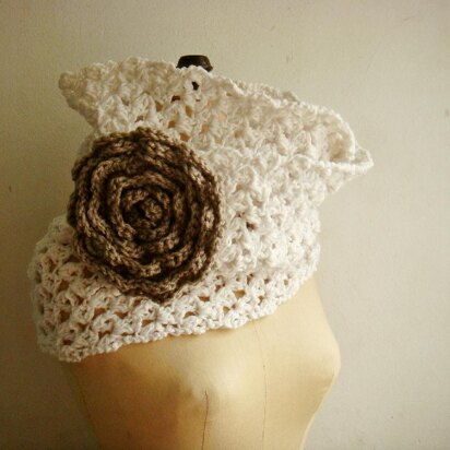 Chunky crochet cowl with flower