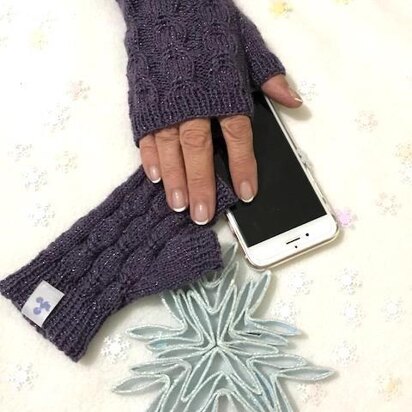 Fingerless gloves Kelly with cables