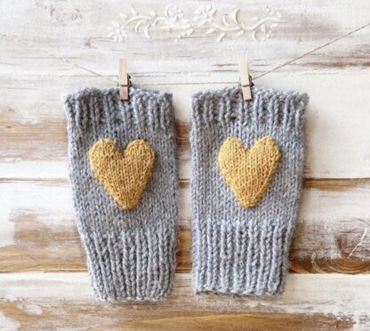 Fingerless gloves with heart