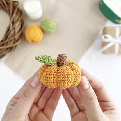 Crochet pumpkin keyring Amigurumi pattern Halloween ornament Car mirror hanger Bag keychain charm